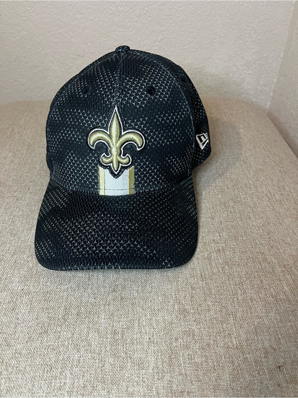 New Era 39thirty Black and Gold New Orleans Saints Logo Cap Large/Extra Large